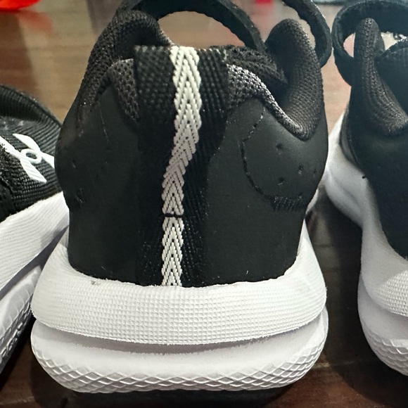 Under armour kids tennis shoes size 11 - Picture 5 of 5